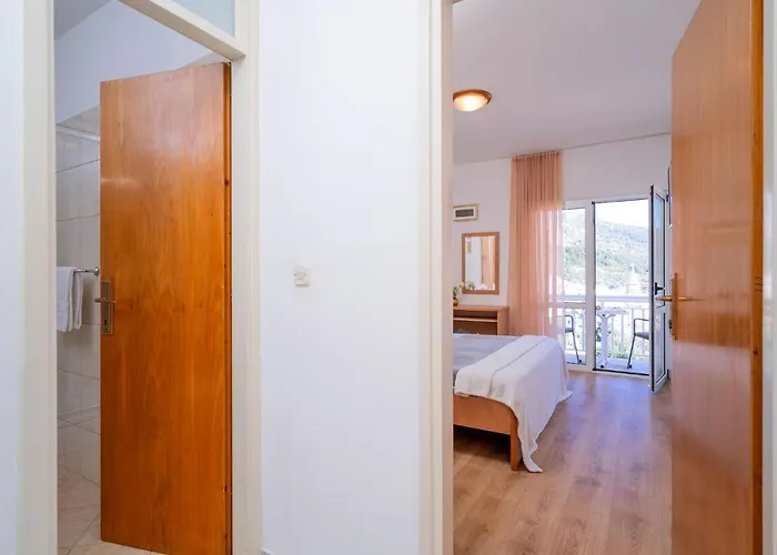 Longin - Zf Hvar Guest house